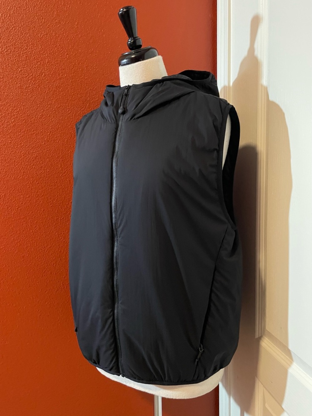 Aritzia TNA Women’s The‎ Pillow Puff Black TnAction Full Zip Hooded Puffer Vest
